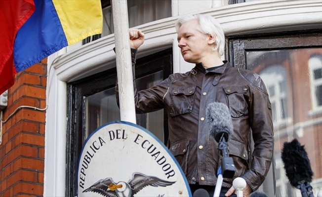 Ekvador, Assange'a vatandaşlık verdi