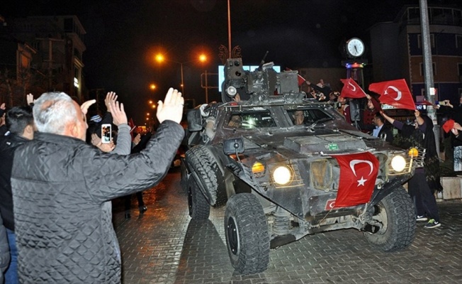 Adıyaman'da vatandaşlardan askerlere sevgi gösterisi