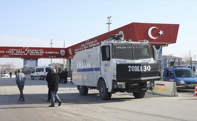 'Darbe gecesi karargaha banka kartını almaya gelmiş'