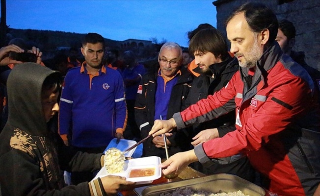 AFAD ve Türk Kızılayından Afrinlilere sıcak yemek ikramı