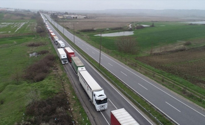 Avrupa'ya açılan sınır kapılarında kilometrelerce TIR kuyruğu