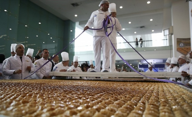 'Dünyanın en büyük baklavası' başkentte yapıldı