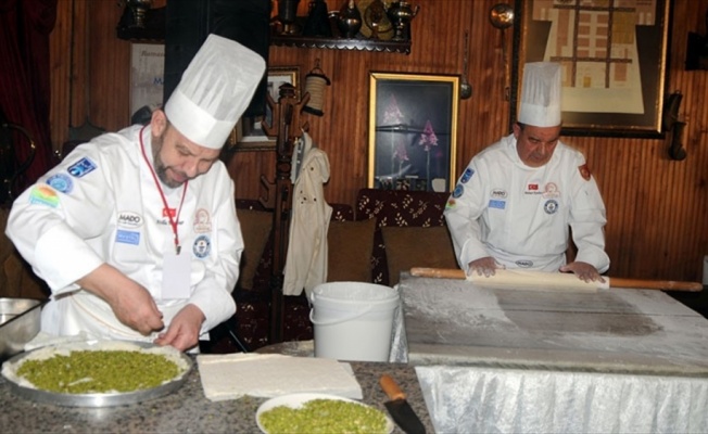 Dünyanın en büyük baklavasını nasıl yaptıklarını anlattılar