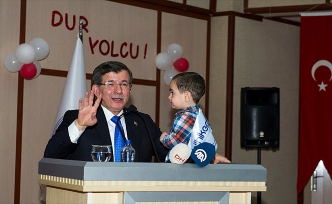 Eski Başbakan Davutoğlu: En kıymetli özgürlük, zihin özgürlüğüdür