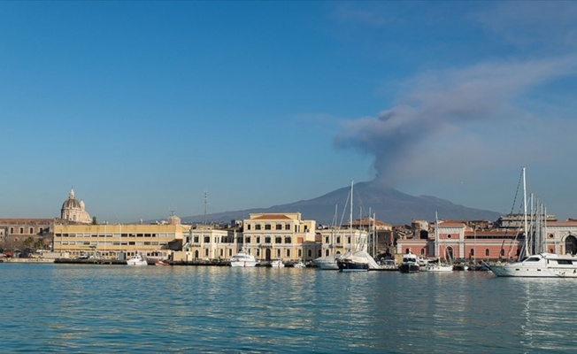 Etna Yanardağı denize doğru kayıyor