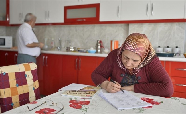 Mardinli 61 yaşındaki Azize teyzenin okuma aşkı