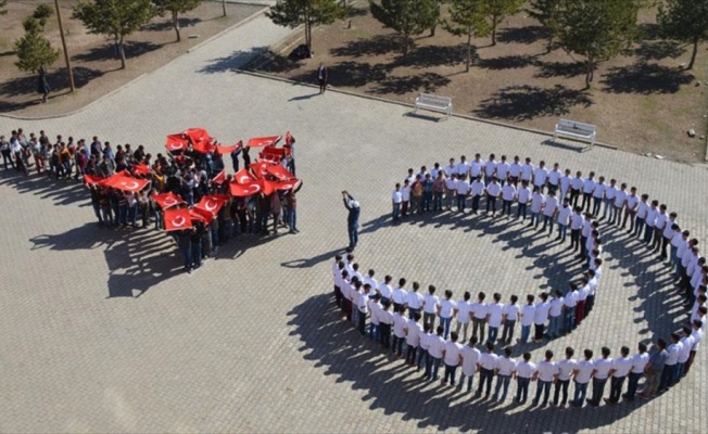 Muş'ta öğrencilerden ay yıldız koreografisi