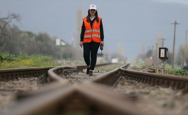 Tren raylarına 'kadın eli'yle yön veriyor