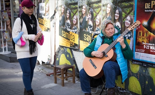 Yabancı gelin hayata gitarıyla tutundu