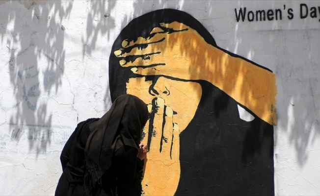 Yemenli sanatçı Hayfa Sebya halkın sıkıntılarını 'duvarlara anlatıyor'