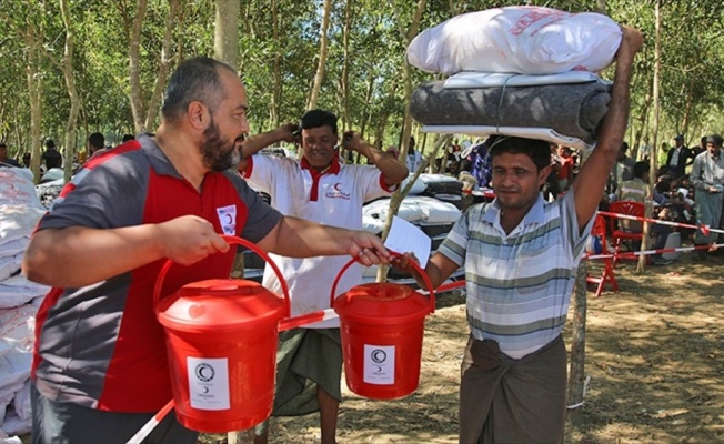 Arakanlı Müslümanlar için bambu evler yapılıyor