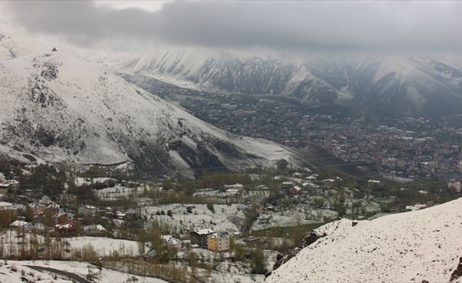 Hakkari ile Yüksekova beyaza büründü