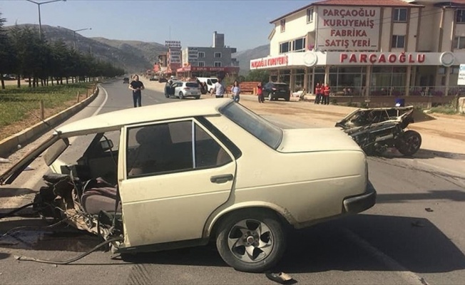 İkiye ayrılan otomobilde emniyet kemeri kurtardı