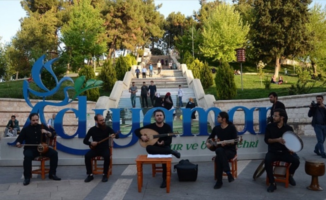 İranlı sanatçılardan Adıyaman'da sokak konseri