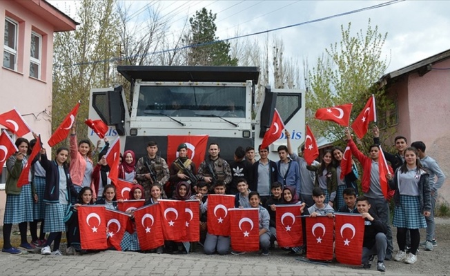 Kavga ihbarına giden polise pasta sürprizi