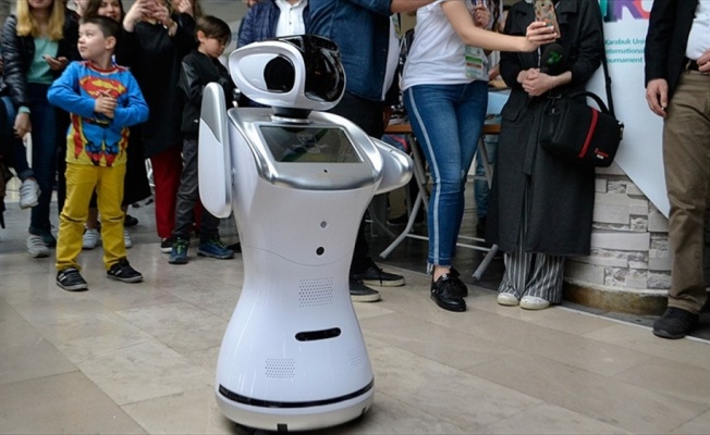 Robot &#039;Sanbot&#039; erik dalı oynadı