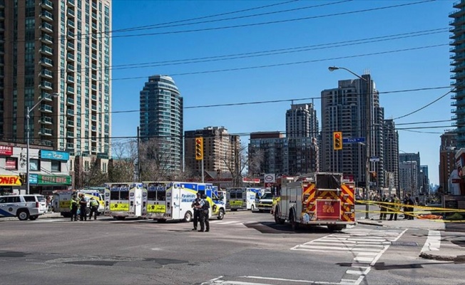 Toronto'da araç yayaların arasına daldı