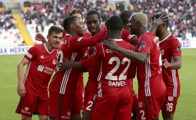 Sivasspor'un yüzü evinde güldü