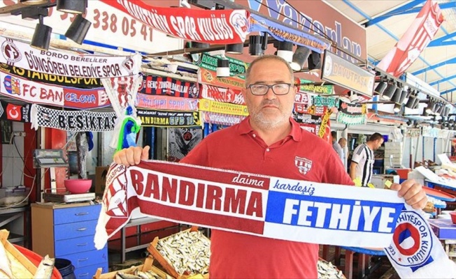 Bandırmalı balıkçının 'taraftar atkısı' koleksiyonu