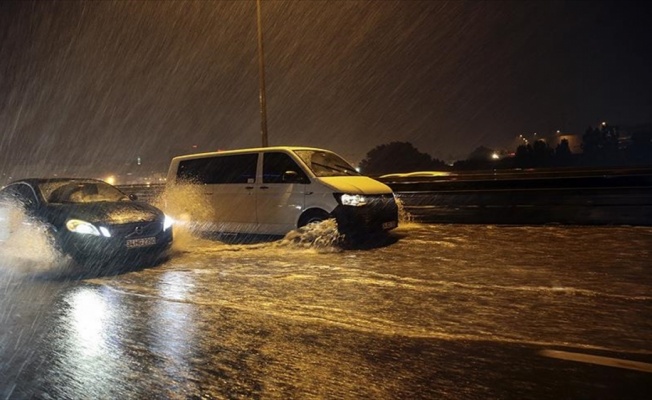 İstanbul'da sağanak su baskınlarına neden oldu