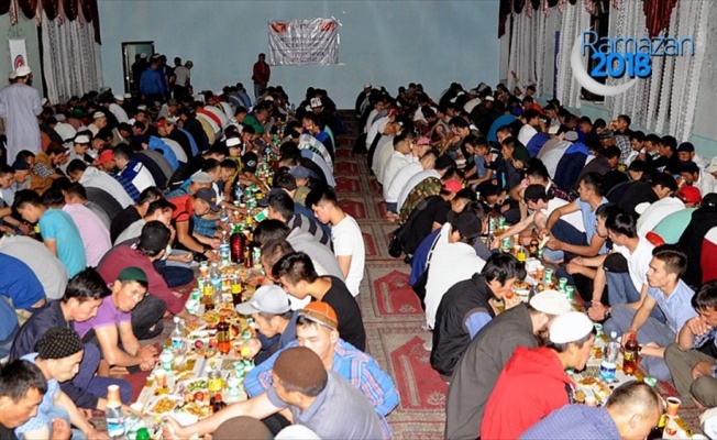 TİKA Kırgızistan'da bin kişilik iftar sofrası kurdu