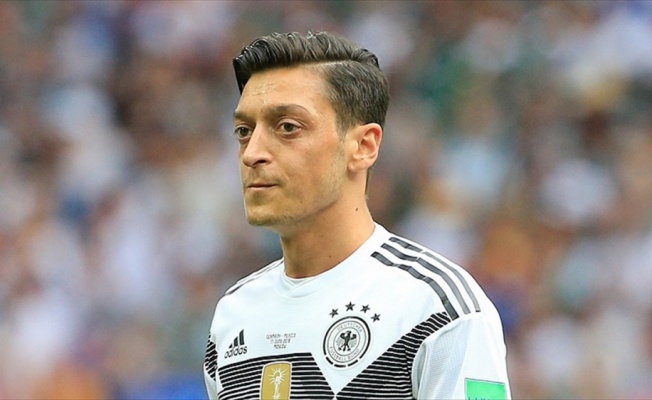 Alman taraftarlardan Mesut Özil'e destek