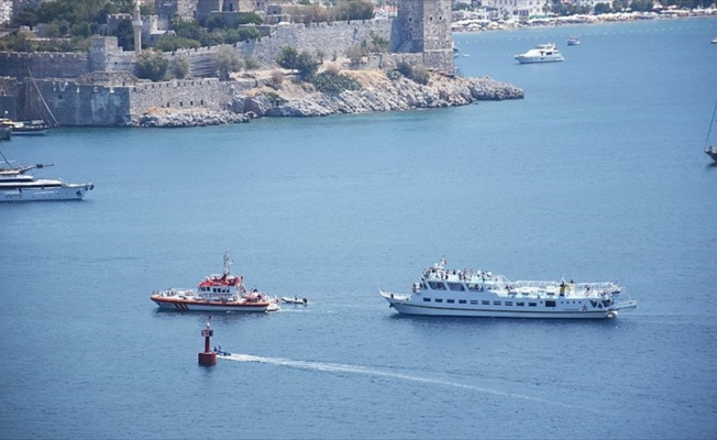 Arızalanan Yunan feribotunu kıyı emniyeti çekti