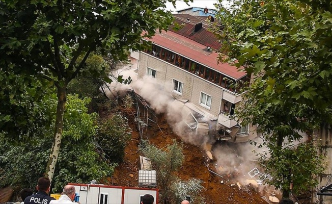 Beyoğlu'nda boşaltılan apartman çöktü