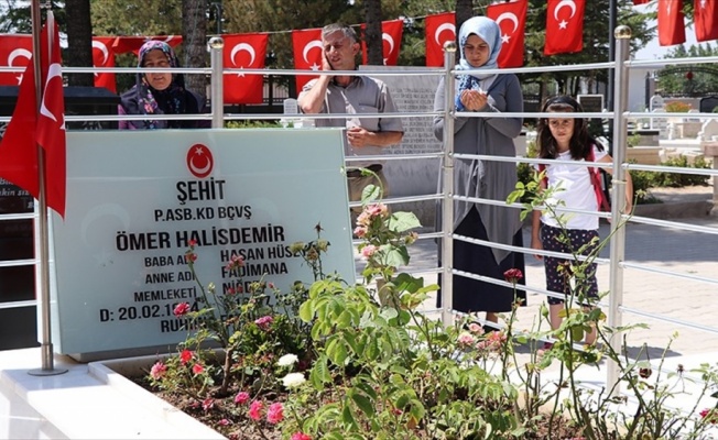 Şehit Halisdemir'in kabrine ziyaretçi akını