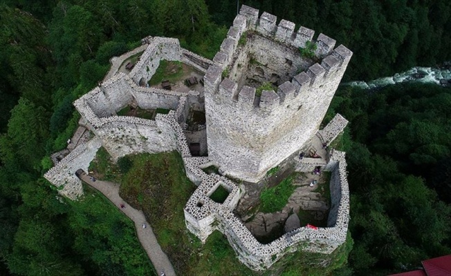 Zil Kale turistlerin ilgi odağı oldu