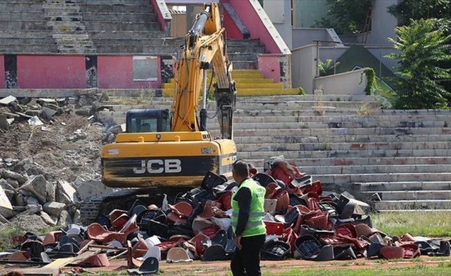 Eskişehir'de 'millet bahçesi' için stadın yıkımına başlandı