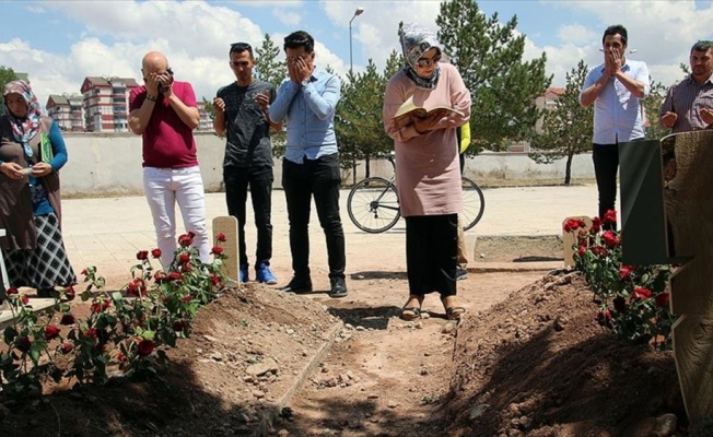 PKK'nın katlettiği anne ve bebeğinin mezarına ziyaretçi akını