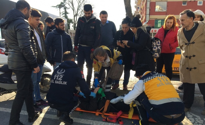 Çarptığı kadını ambulansa taşıdı