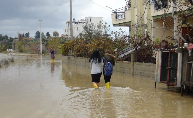 Dere ve kanallar taştı: Sokaklar göle döndü