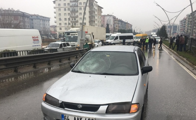 Hastanedeki kızını ziyaretten dönerken otomobil çarptı