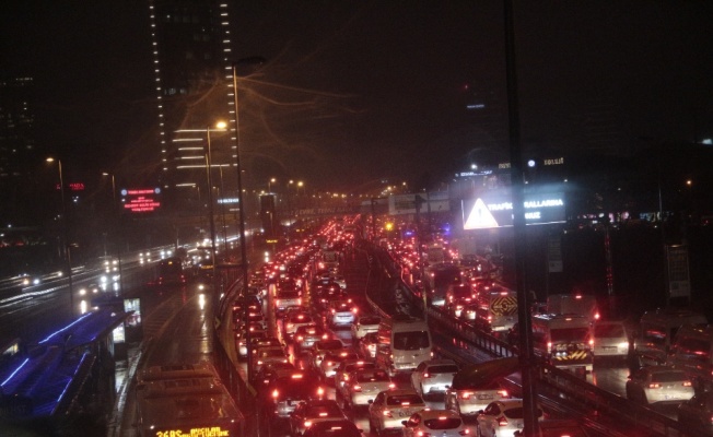 İstanbul’da yağmur trafiği kilitledi