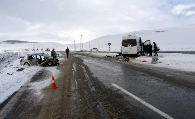 Otomobil ile midibüs çarpıştı: 8 yaralı