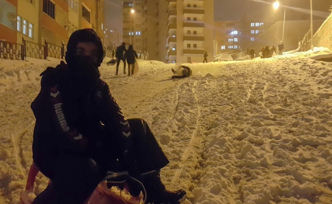 Poşetini alan geldi, karda doyasıya eğlendi