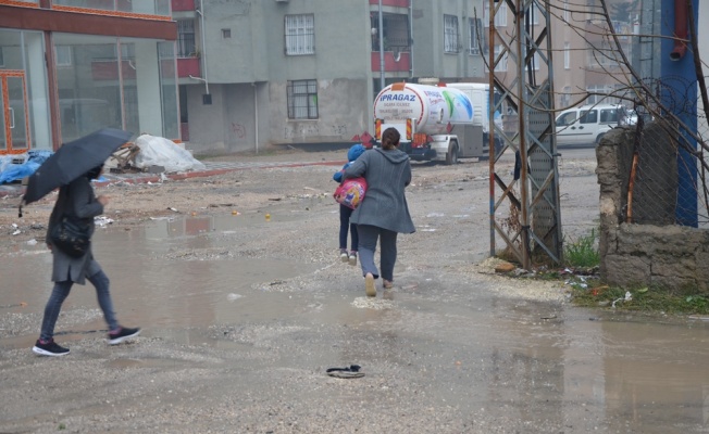 Sağanak yağış su baskınlarına yol açtı