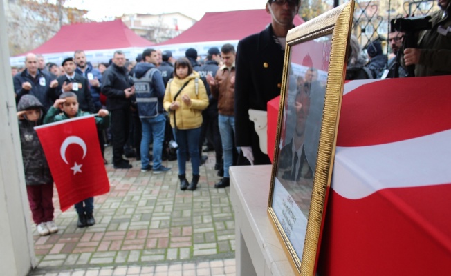 Şehit cenazesinde çocuklardan duygulandıran hareket