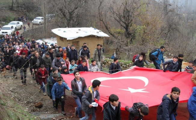 Terörden temizlenen dağlarda doğa yürüyüşüne şarkılarla katılım