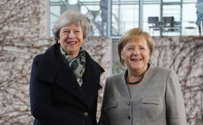 Theresa May, Almanya Başbakanı Merkel’le görüştü