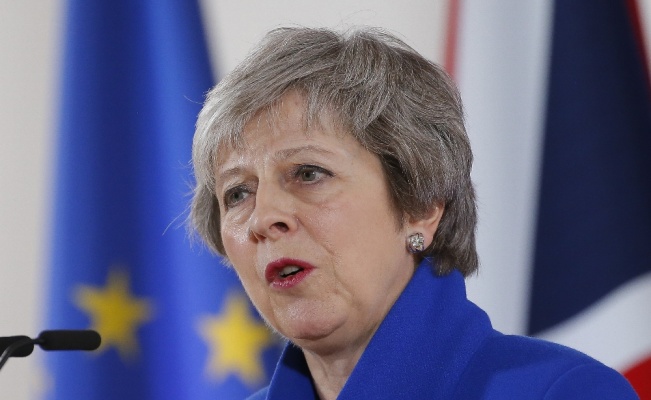 Theresa May: “Brexit oylaması ertelendi”