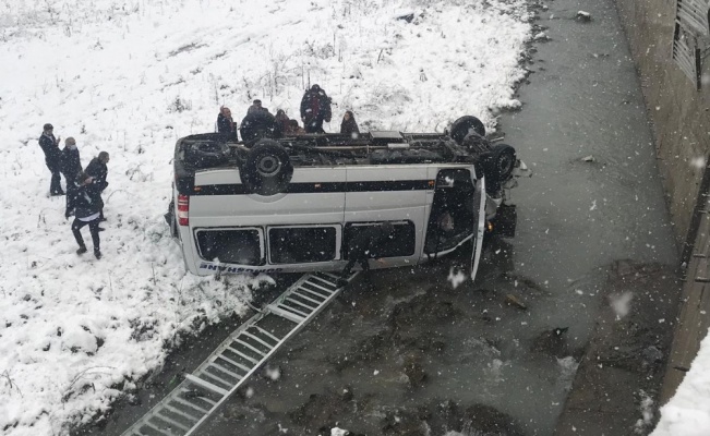 Trabzon’da yolcu minibüsü dereye uçtu