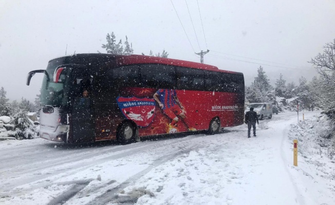 Antalya-Konya karayolu kar nedeniyle trafiğe kapatıldı