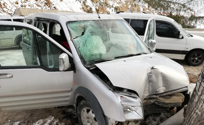 Aracın üzerine kaya düştü: 4 yaralı