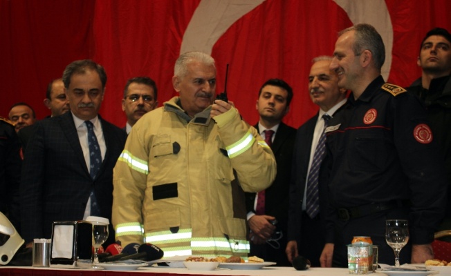 Binali Yıldırım yeni yıla polis memurlarıyla girdi