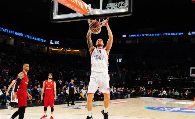 Derbide kazanan Anadolu Efes