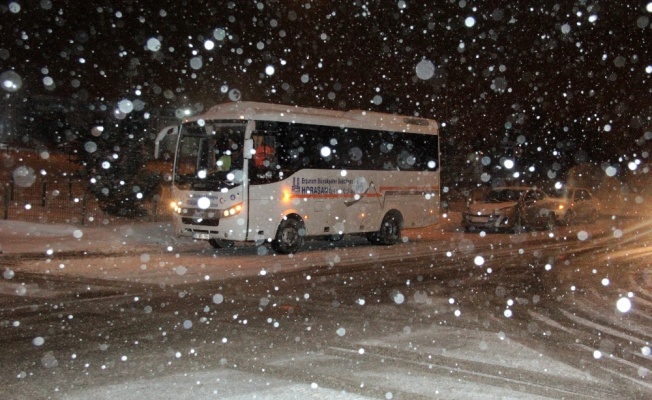 Erzurum’da yoğun kar ve tipi yolları ulaşıma kapadı