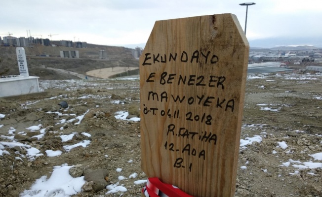 Hıristiyan futbolcunun mezar taşına “R.Fatiha” yazdılar